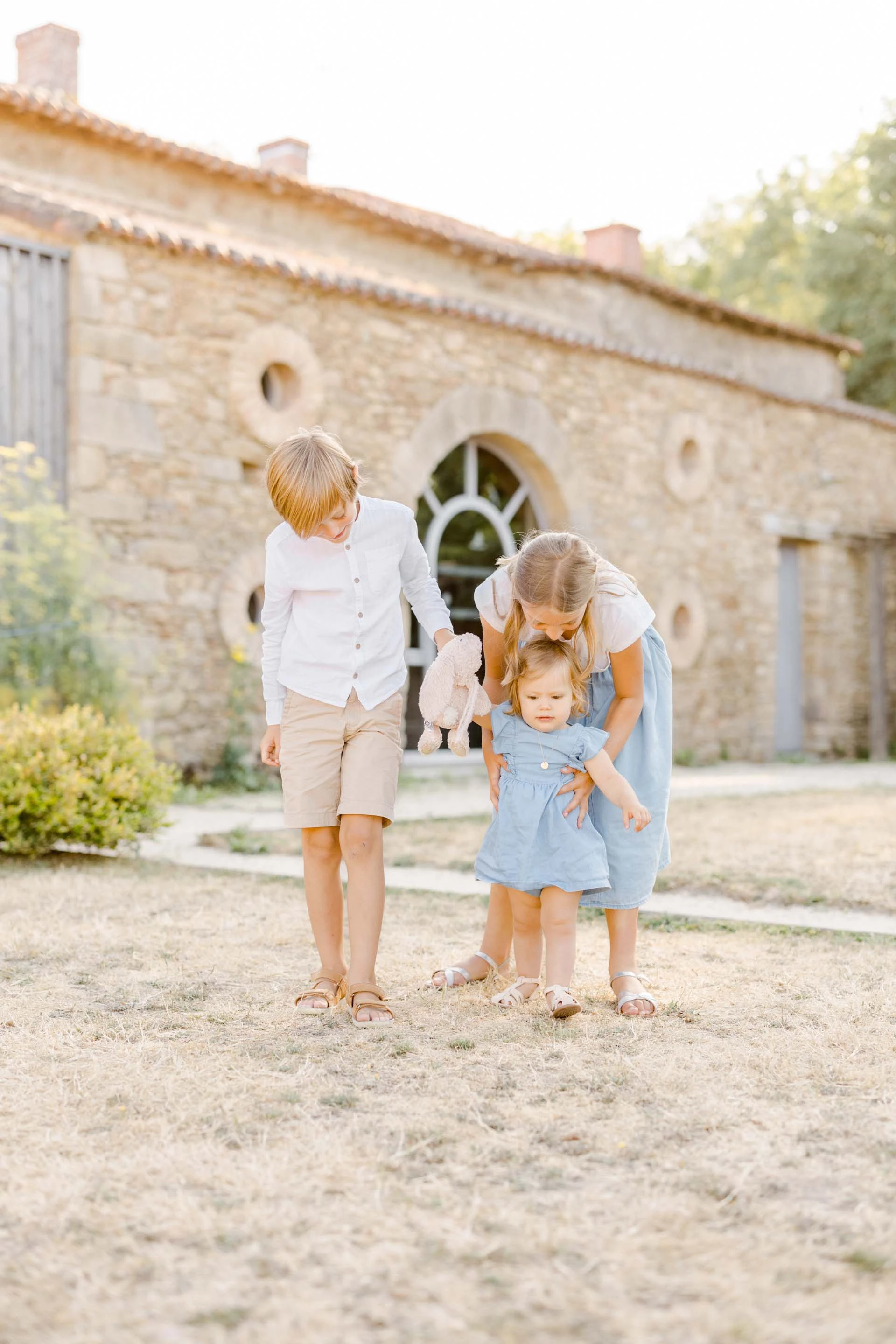 enfant robe bonheur se tenir la main gris